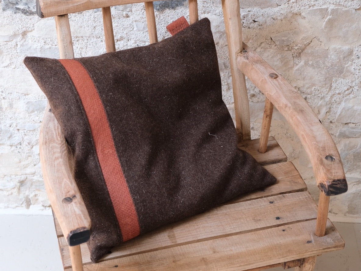 Coussin carré en laine et cuir de poisson - Linha