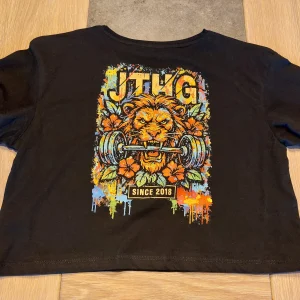 JUST HANG - Crop Top "Barbell Lion"