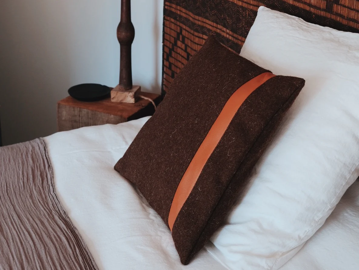 Coussin carré en laine & cuir d'agneau - Linha – Image 4