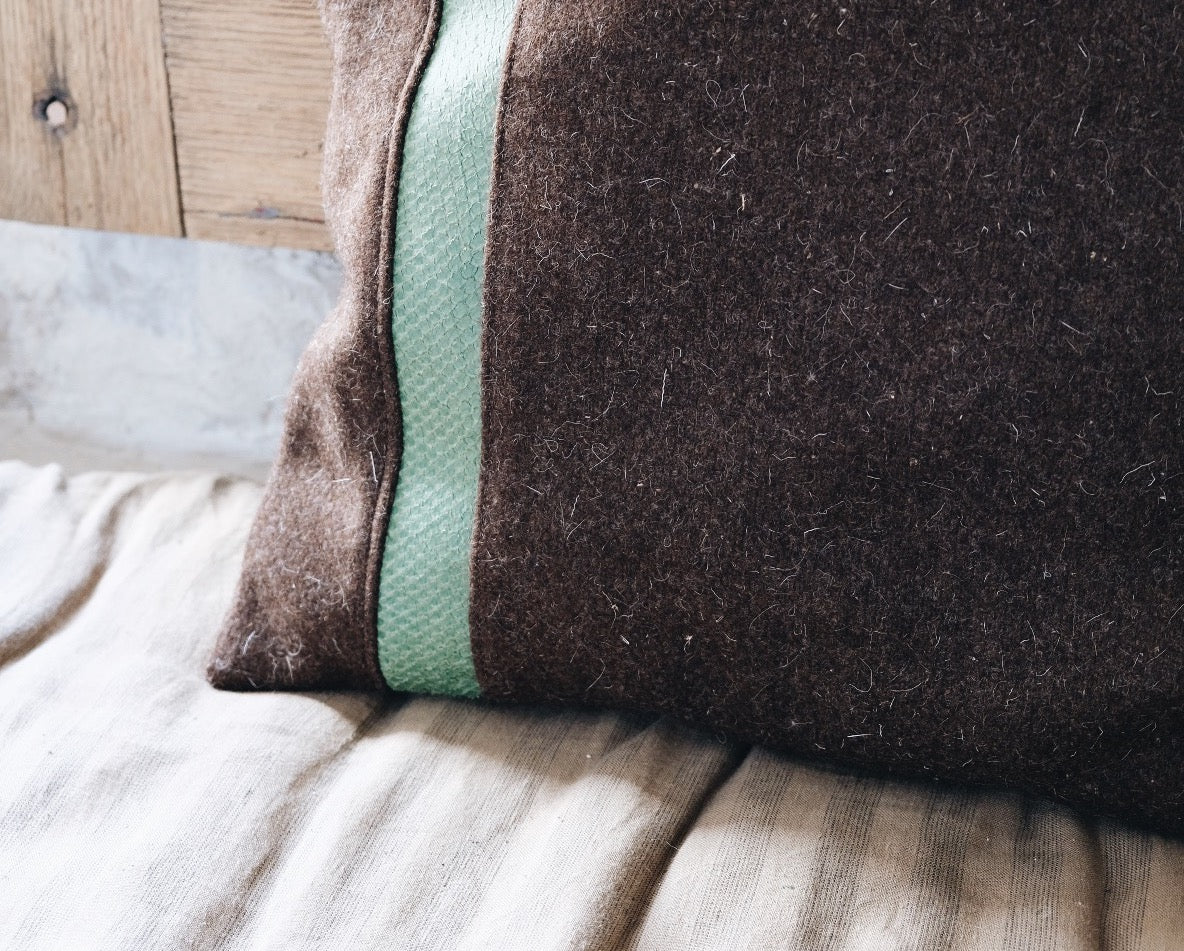 Coussin carré en laine et cuir de poisson - Linha – Image 5