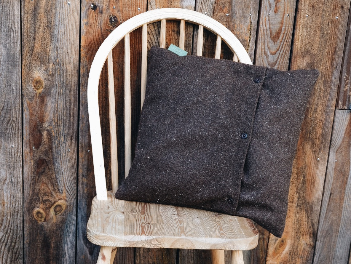 Coussin carré en laine et cuir de poisson - Linha – Image 7