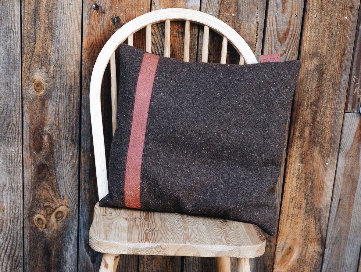 Coussin carré en laine et cuir de poisson - Linha – Image 3