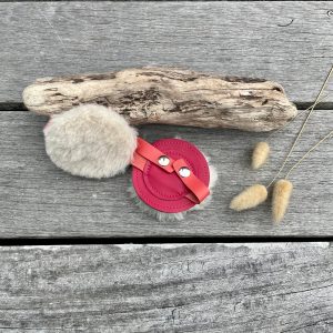 Caches-oreilles Pomponnettes Fuschia à brides corail