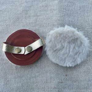 Caches-oreilles Pomponnettes marron à brides dorées