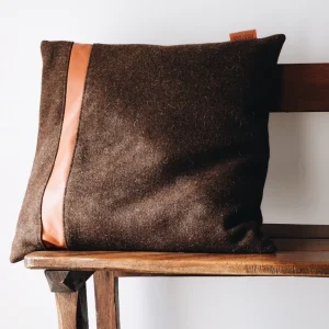 Coussin carré en laine & cuir d'agneau - Linha