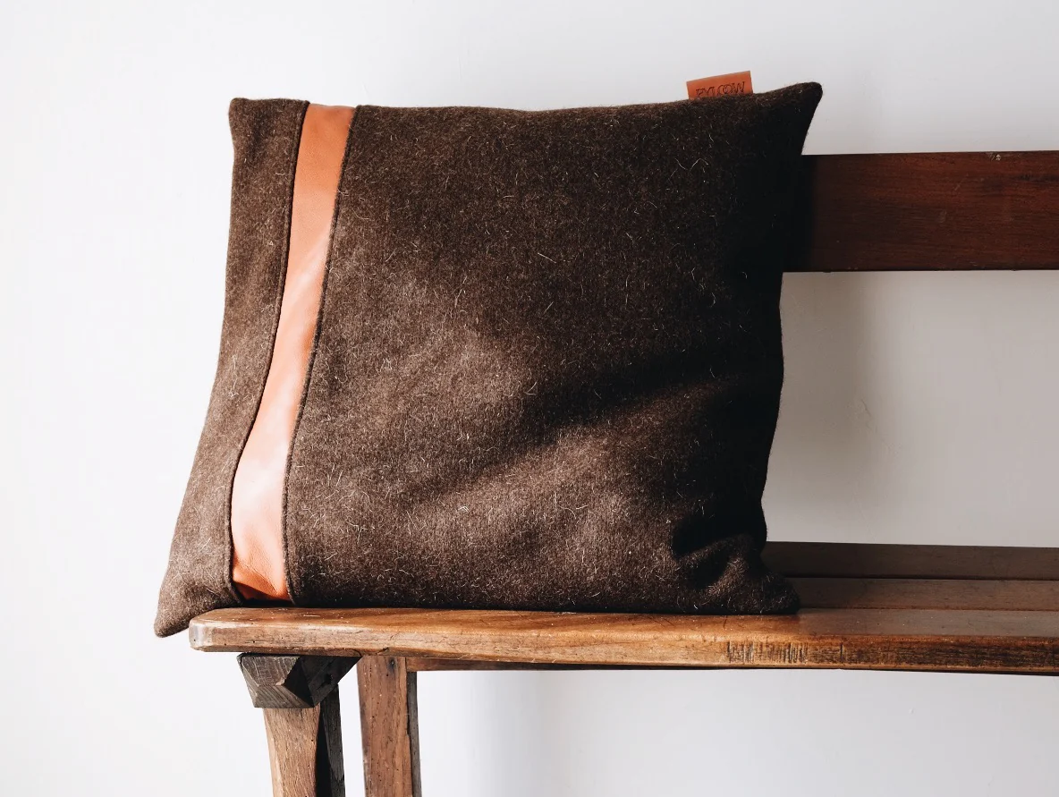 Coussin carré en laine & cuir d'agneau - Linha – Image 2