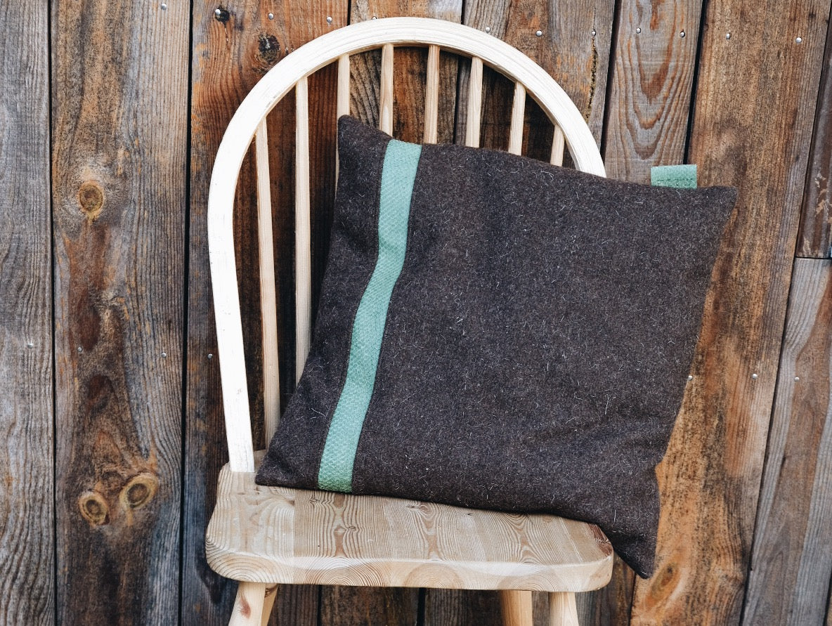 Coussin carré en laine et cuir de poisson - Linha – Image 6