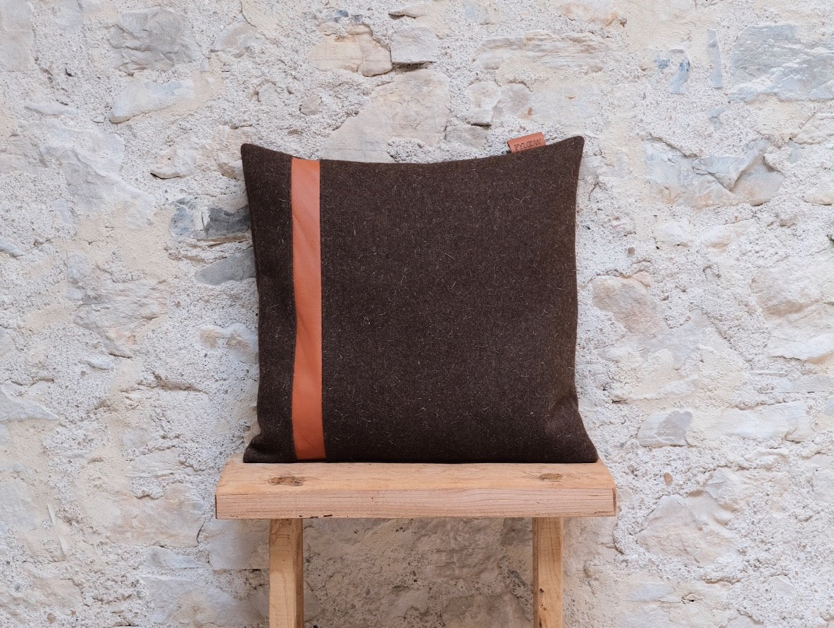 Coussin carré en laine & cuir d'agneau - Linha – Image 3